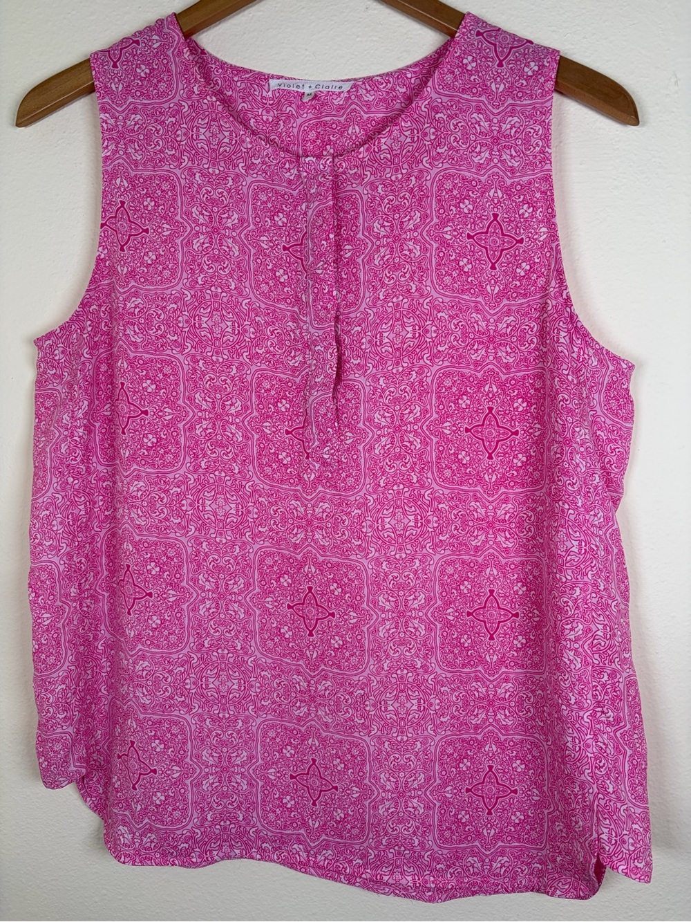 Violet + Claire Pink Medallion Print Sleeveless Hidden Button Blouse Women’s M